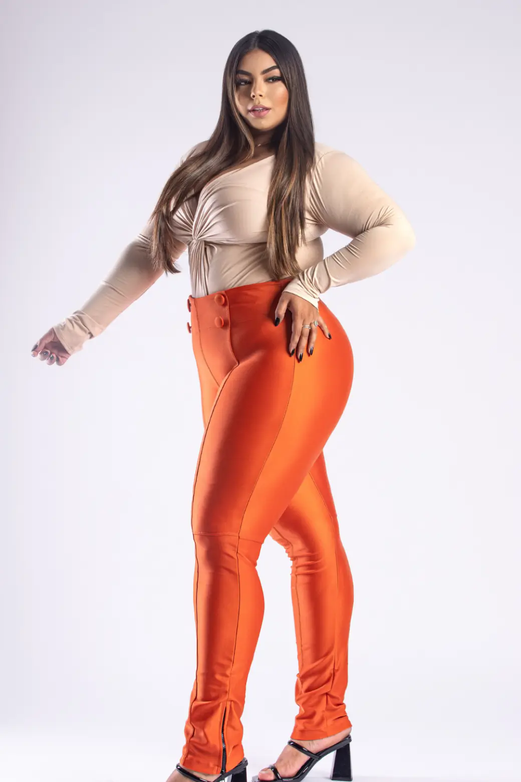 Calça Feminina Botões frontais e Zíper na barra Plus Size Thais