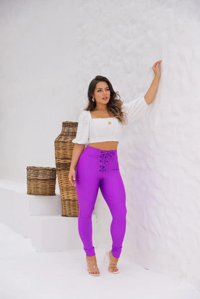 CALÇA FEMININA SKINNY COM ILHÓS FRONTAL MALHA PRADA  MARINA